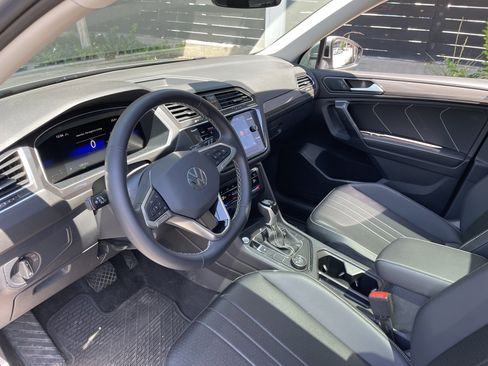 Used 2024 Volkswagen Tiguan SE AWD/4WD image 5