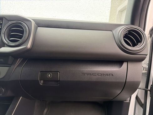 Used 2022 Toyota Tacoma TRD Off-Road AWD/4WD image 9