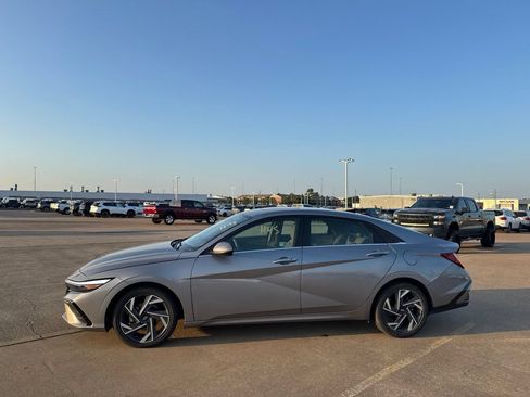 Used 2025 Hyundai Elantra SEL FWD image 9