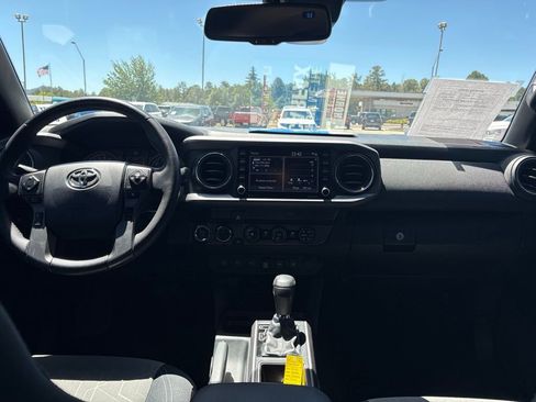 Used 2020 Toyota Tacoma TRD Off-Road w/ Technology Package AWD/4WD image 17