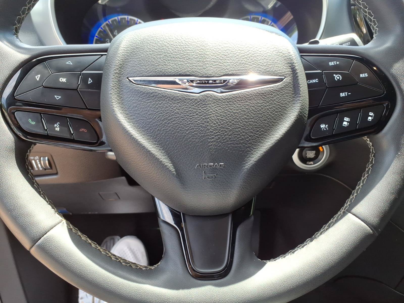 Used 2022 Chrysler Pacifica Touring FWD image 13