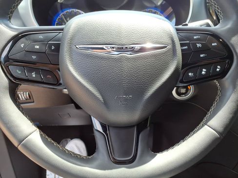 Used 2022 Chrysler Pacifica Touring FWD image 13