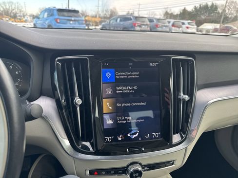 Used 2020 Volvo S60 T5 Momentum image 17