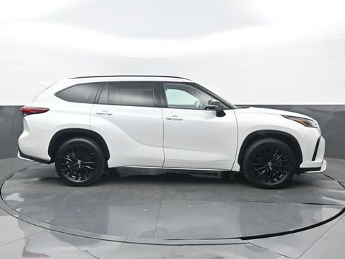 Used 2023 Toyota Highlander XSE FWD image 2