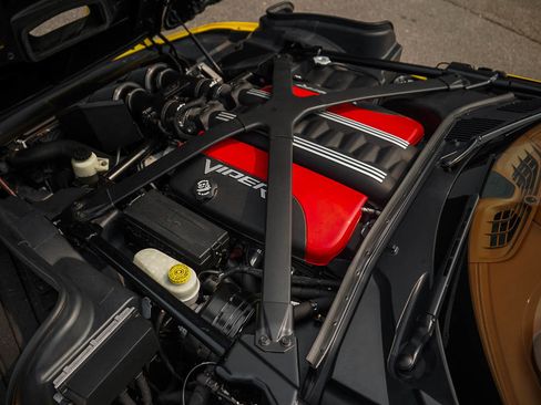Used 2013 SRT Viper GTS w/ GTS Laguna Interior Pkg RWD image 16