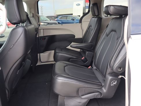 Used 2024 Chrysler Pacifica Touring-L image 10