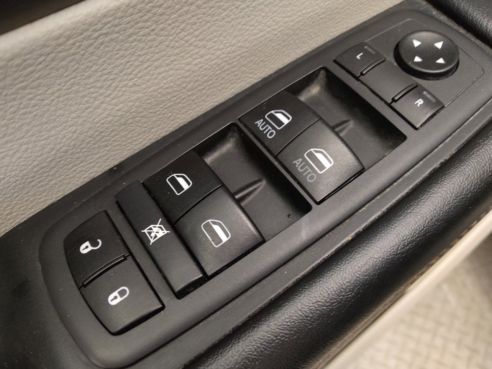 Used 2019 Chrysler Pacifica Touring-L FWD image 27