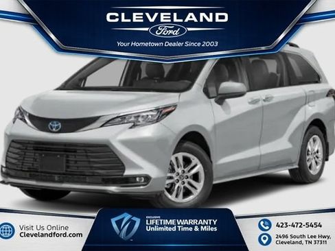 Used 2025 Toyota Sienna XLE FWD image 1