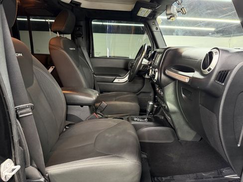 Used 2017 Jeep Wrangler Unlimited Rubicon w/ Connectivity Group image 24