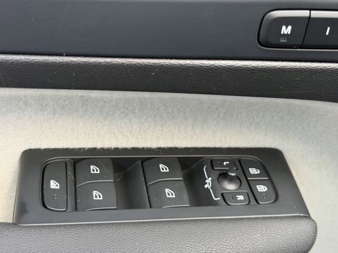 Certified 2023 Volvo XC40 B5 Plus w/ Protection Package image 18