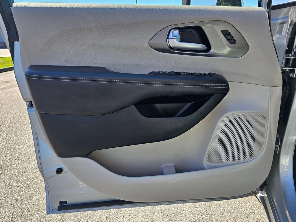 Used 2024 Chrysler Pacifica Touring-L FWD image 24
