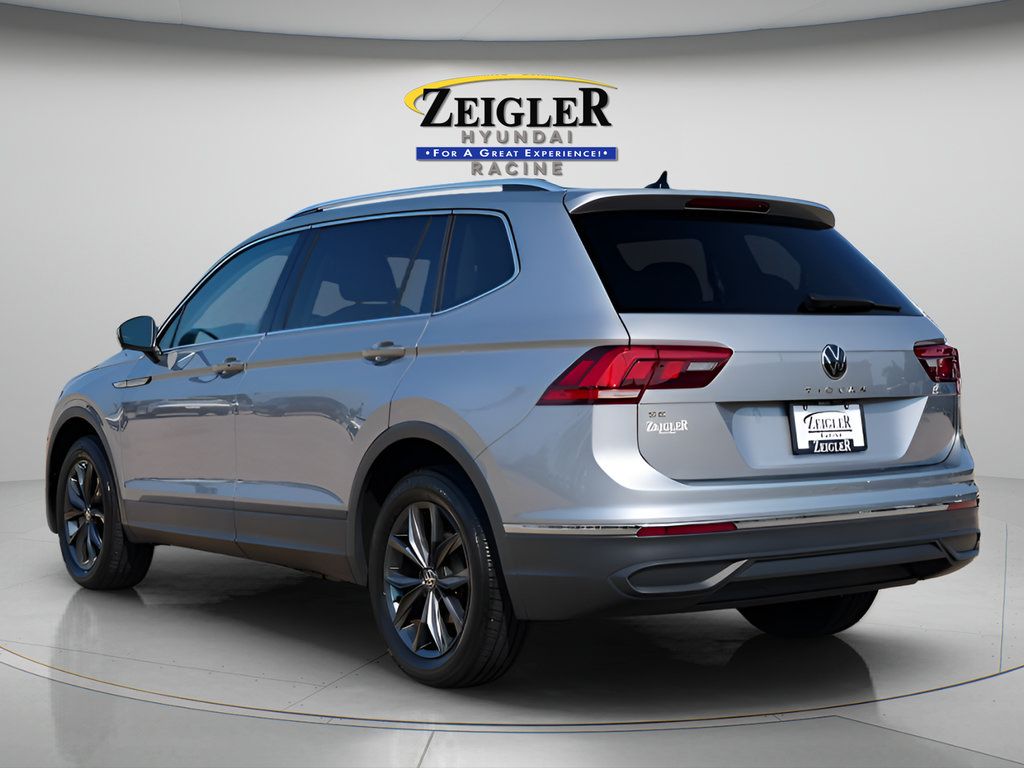 Used 2023 Volkswagen Tiguan SE w/ Panoramic Sunroof Package FWD image 5