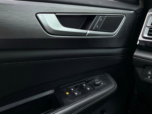 Used 2025 Volkswagen Atlas Cross Sport SE image 21