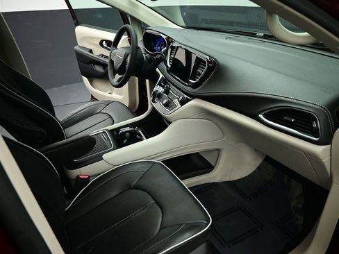 Used 2022 Chrysler Pacifica Limited image 31