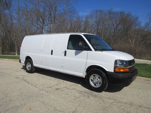Used 2018 Chevrolet Express 3500 Extended w/ Driver Convenience Package image 3