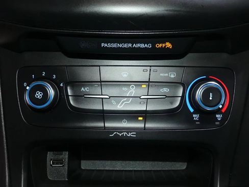 Used 2018 Ford Focus SE w/ SE Appearance Package image 36