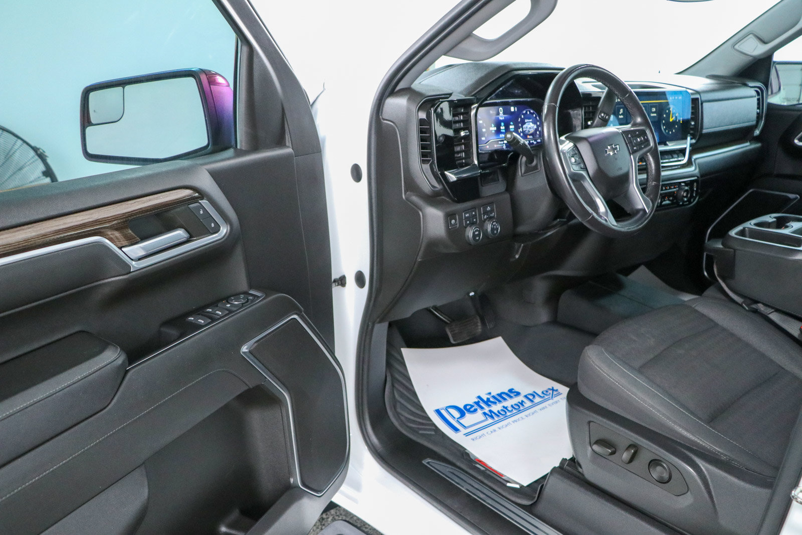 Used 2022 Chevrolet Silverado 1500 RST w/ Z71 Off-Road Package AWD/4WD image 3