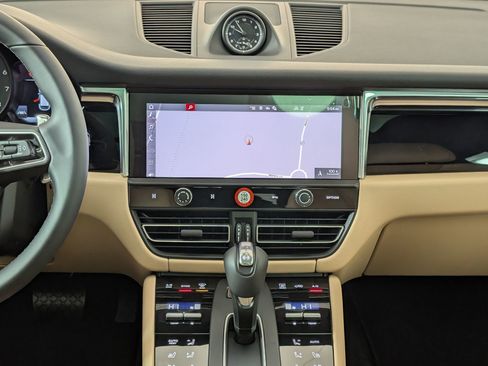 Used 2026 Porsche Macan AWD/4WD image 28