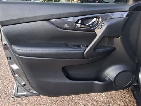 Used 2018 Nissan Rogue SV image 9