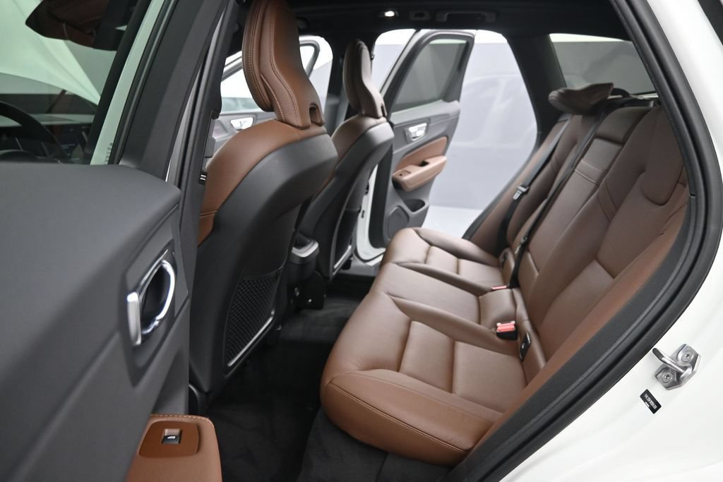 Certified 2022 Volvo XC60 B5 Momentum w/ Advanced Package FWD image 20