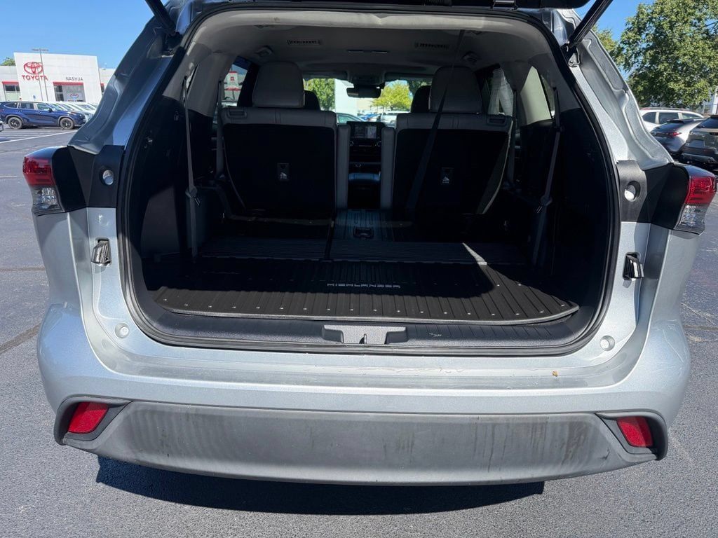 Used 2021 Toyota Highlander XLE AWD/4WD image 17