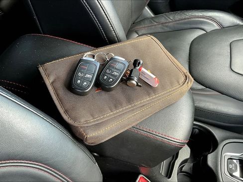 Used 2019 Jeep Cherokee Trailhawk image 16