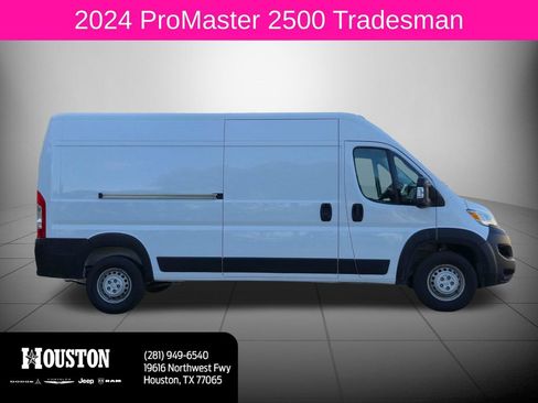 Used 2024 RAM ProMaster 2500 w/ Convenience Group FWD image 2