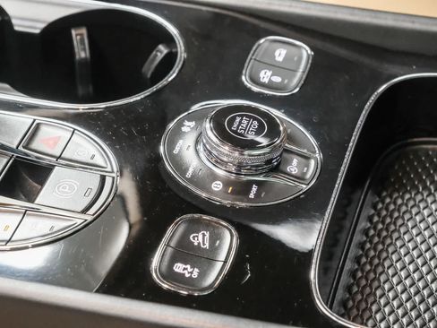Used 2018 Bentley Bentayga AWD/4WD image 24
