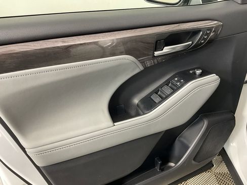 New 2026 Toyota Highlander Platinum AWD/4WD image 18