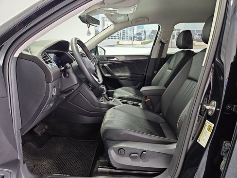 Certified 2024 Volkswagen Tiguan SE FWD image 16