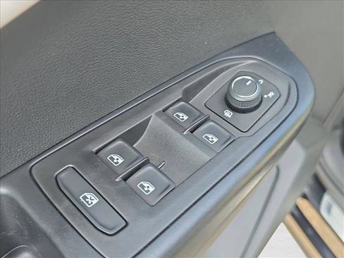 New 2026 Volkswagen Taos SE FWD image 5