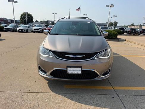 Used 2018 Chrysler Pacifica Limited w/ Advanced Safetytec Group FWD image 8