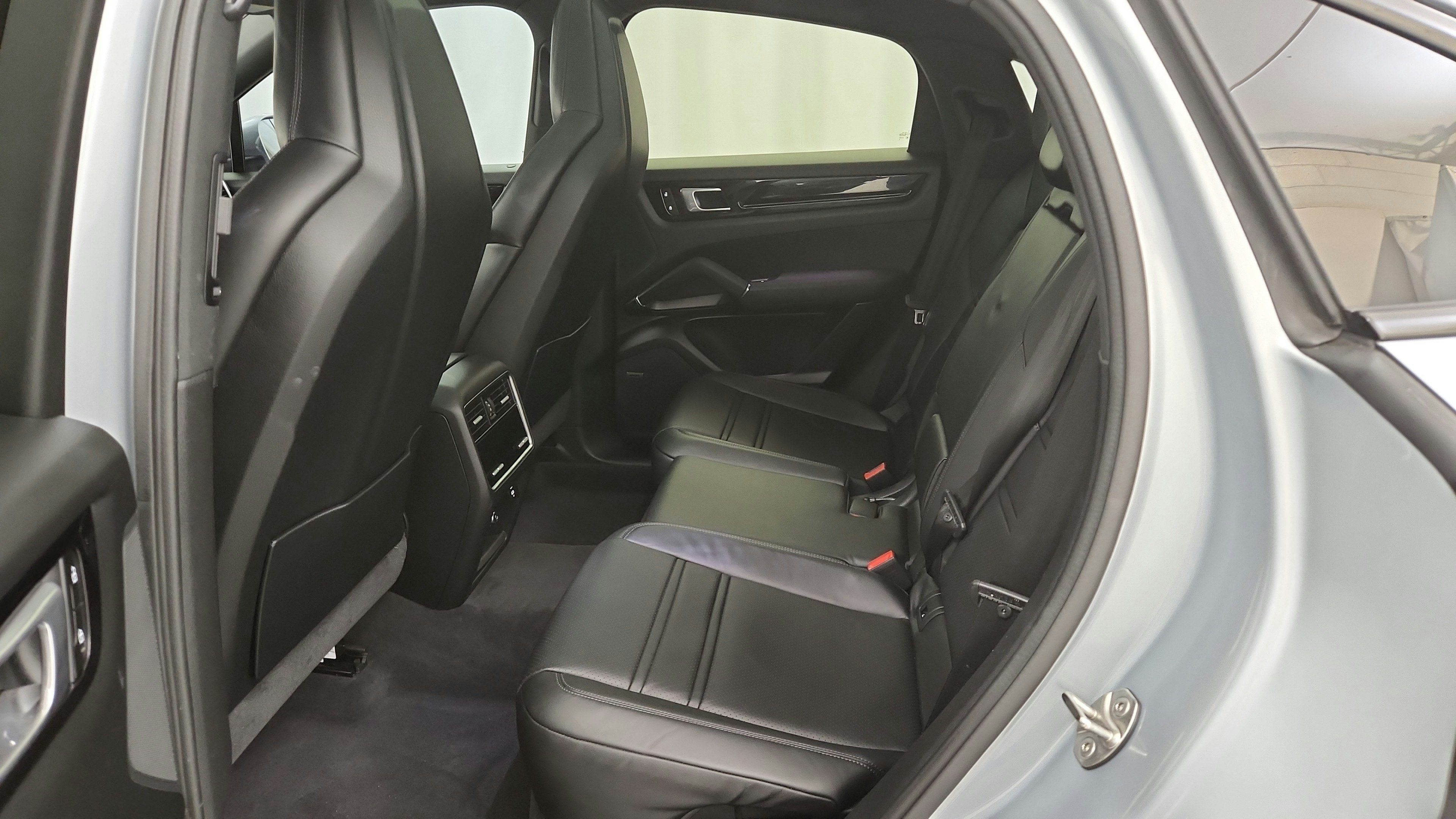 Used 2023 Porsche Cayenne Coupe AWD/4WD image 22