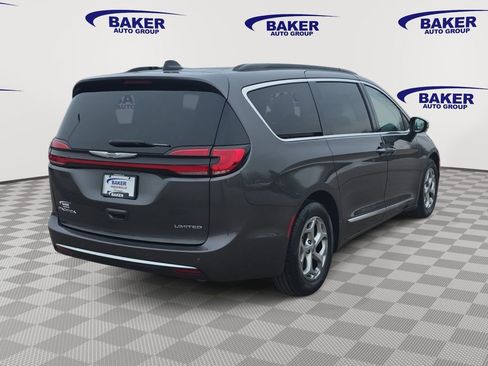Used 2023 Chrysler Pacifica Limited image 5