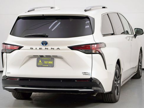 Used 2021 Toyota Sienna Limited image 54