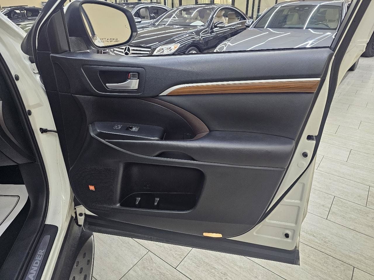 Used 2019 Toyota Highlander Limited Platinum FWD image 41