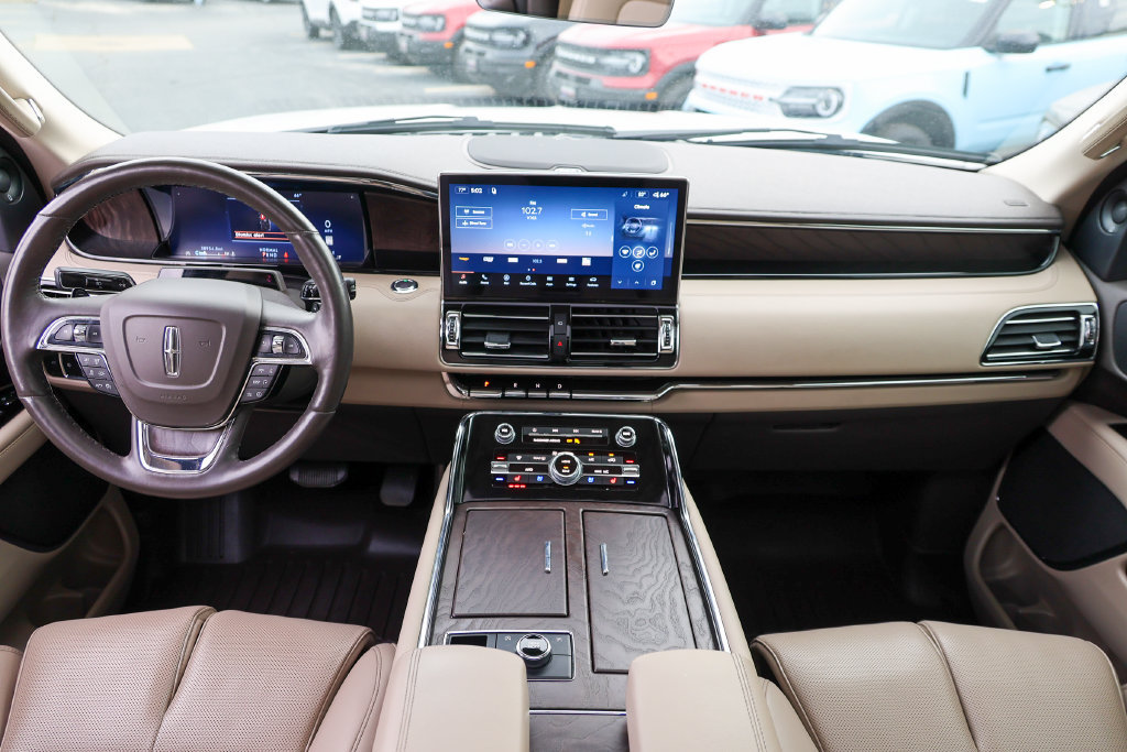 Used 2024 Lincoln Navigator Premiere AWD/4WD image 7