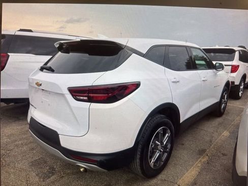 Used 2025 Chevrolet Blazer LT AWD/4WD image 2