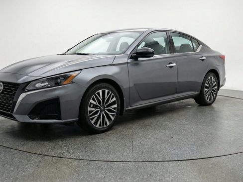 Used 2025 Nissan Altima 2.5 SV FWD image 3