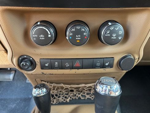Used 2015 Jeep Wrangler Unlimited Rubicon w/ Dual Top Group AWD/4WD image 22
