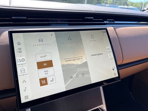 New 2025 Land Rover Range Rover SE image 16