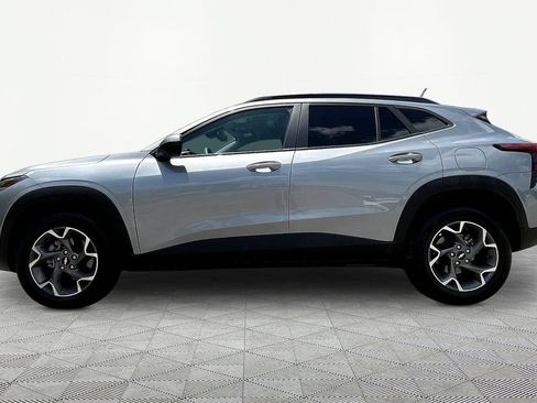 Used 2025 Chevrolet Trax LT FWD image 4