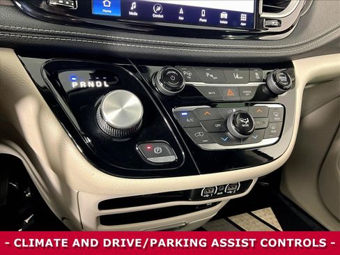 Used 2022 Chrysler Pacifica Touring-L w/ Uconnect Theater Family Group FWD image 15