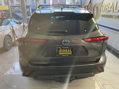 Used 2021 Toyota Highlander XLE AWD/4WD image 5
