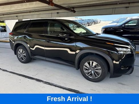Used 2025 Nissan Pathfinder S FWD image 16