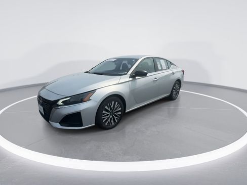 Used 2024 Nissan Altima 2.5 SV image 4