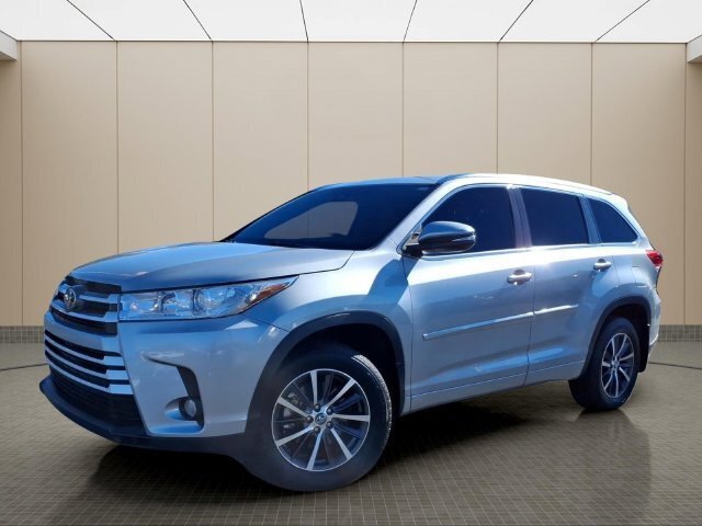 Used 2017 Toyota Highlander XLE AWD/4WD image 2