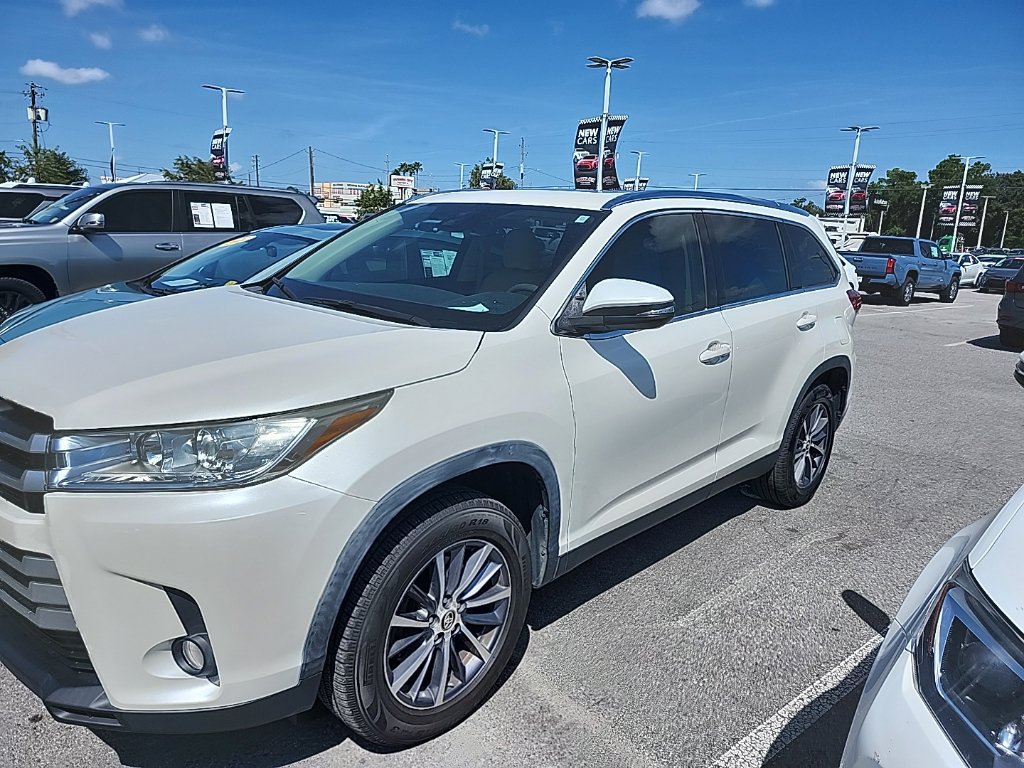 Used 2019 Toyota Highlander XLE FWD image 11
