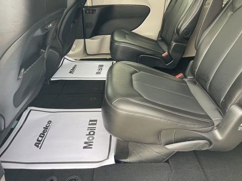 Used 2024 Chrysler Pacifica Touring-L image 16