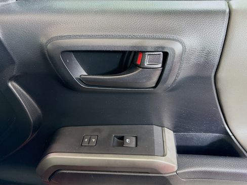 Used 2016 Toyota Tacoma SR5 w/ Towing Package image 30